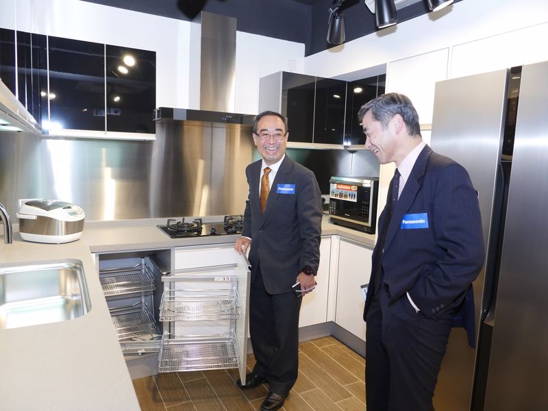 Mr David Mong, Vice Chairman of Shun Hing Group introduced the thoughtful designs of Panasonic kitchen cabinets to Mr Hitoshi Noda, Consul General of Japan in Hong Kong.